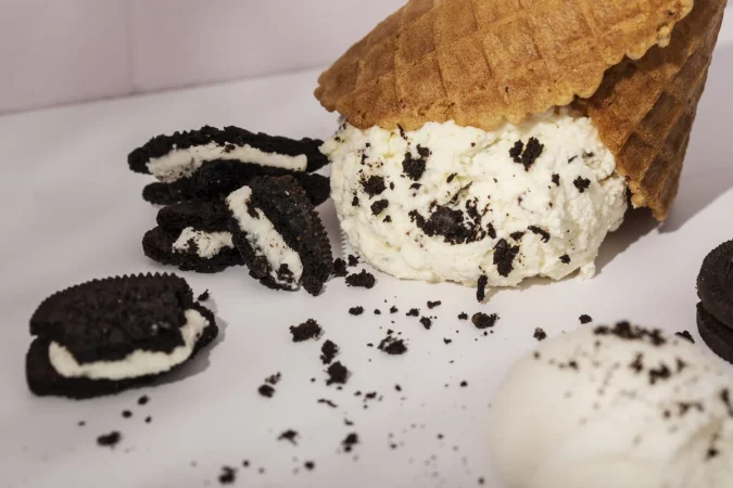 delicioso helado de alto angulo con galletas Merca2.es