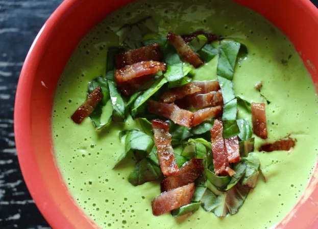 Gazpacho verde con aguacate: La versión más saludable del clásico veraniego 23 Merca2.es directamente por encima de la sopa en el cuenco Merca2.es