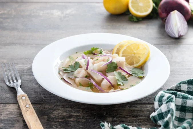 el ceviche peruano tradicional es un filete de lubina en una mesa de madera Merca2.es