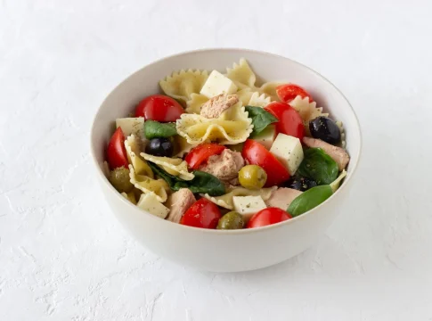 ensalada-de-pasta-con-atun-tomate-y-queso-blanco-farfalle-alimentacion-saludable-dieta (1)