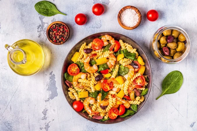 Una sencilla y nutritiva ensalada de pasta perfecta para comer en la piscina o la playa 54 Merca2.es ensalada de pasta fusili con gambas tomates pimientos espinacas aceitunas Merca2.es