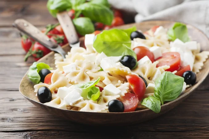 Una sencilla y nutritiva ensalada de pasta perfecta para comer en la piscina o la playa 53 Merca2.es ensalada italiana con pasta fria y mozzarella Merca2.es