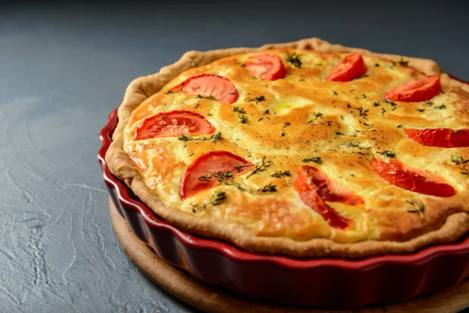 Te enseñamos a preparar una deliciosa quiche Lorraine, un clásico de la cocina francesa 4 Merca2.es foto de primer plano del clasico pastel de quiche lorraine con tomates Merca2.es