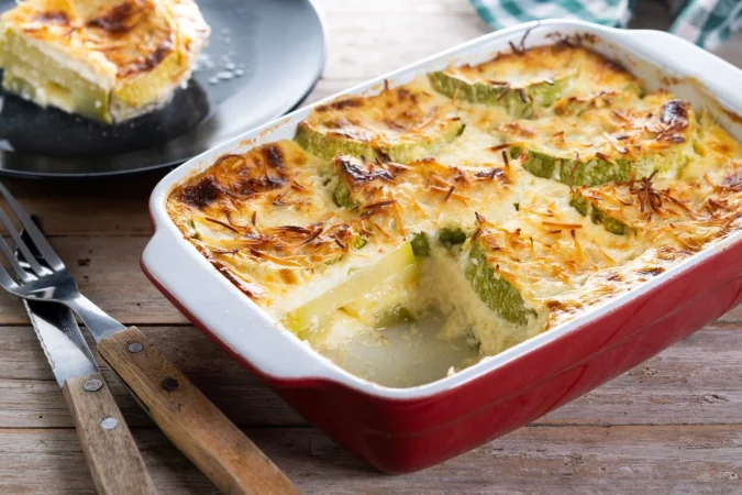 Lasaña de verduras: un clásico italiano con alma vegetal 50 Merca2.es gratin de patatas horneadas con crema y queso en una mesa de madera 2 Merca2.es