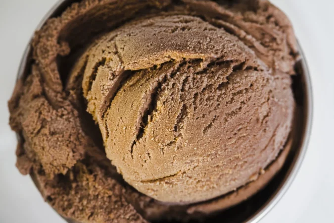 helado de chocolate en contenedor Merca2.es