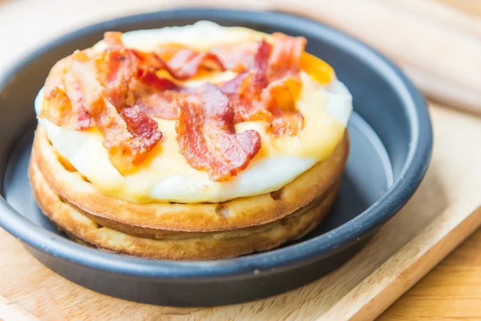 Te enseñamos a preparar una deliciosa quiche Lorraine, un clásico de la cocina francesa 5 Merca2.es huevos y gofres de tocino 1 Merca2.es