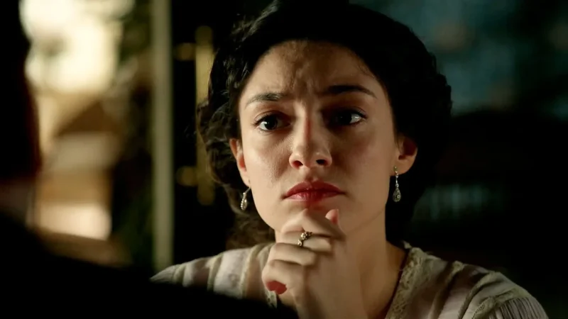 "La Promesa": Adriano y Catalina se arman de valor y deciden reformar la finca para proteger a sus trabajadores 10 Merca2.es LA SOMBRA DEL PASADO