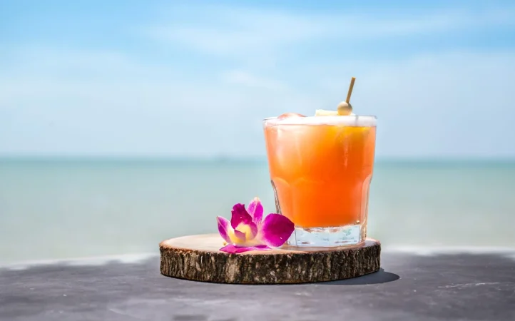 mai tai beber en el bar de la playa primer plano de la bebida alcoholica 1 Merca2.es