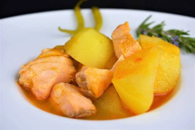 Cómo preparar un reparador marmitako de salmón, una versión más suave que el original 60 Merca2.es marmitako de salmon 1 Merca2.es