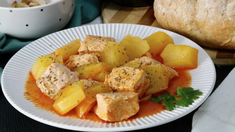 Cómo preparar un reparador marmitako de salmón, una versión más suave que el original 58 Merca2.es marmitako de salmon Merca2.es