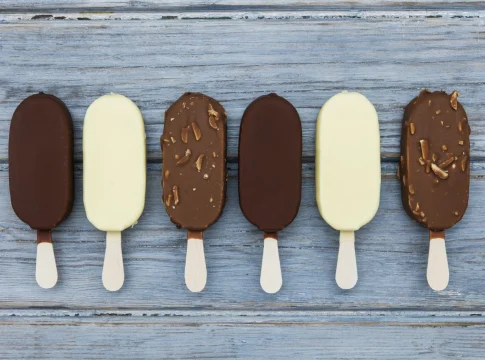 paletas-de-helado-de-chocolate-sobre-un-fondo-de-madera Helados Magnum