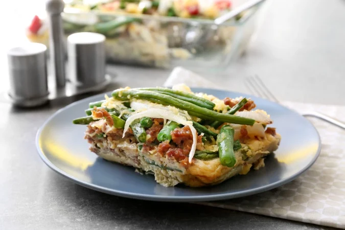 Lasaña de verduras: un clásico italiano con alma vegetal 51 Merca2.es plato con deliciosa cazuela de judias verdes en la mesa de la cocina Merca2.es