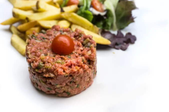 primer plano de la carne servida en la mesa Merca2.es