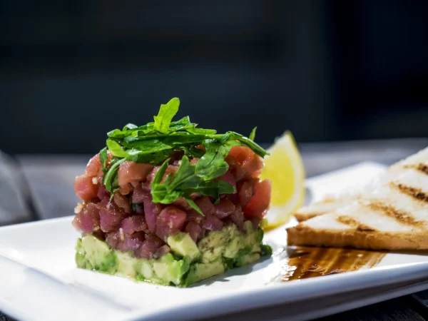 primer plano de la tartara de atun con aguacates servidos en un plato Merca2.es