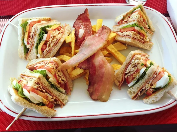 primer plano de los alimentos en el plato 1 Merca2.es