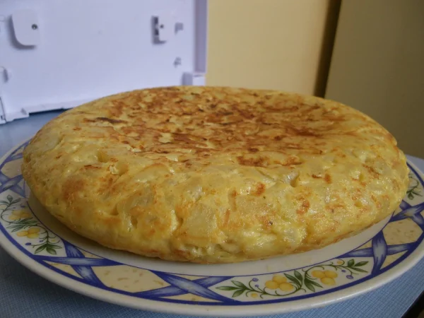 primer plano de una tortilla espanola en el plato Merca2.es