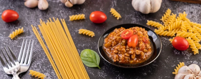 salsa para sofreir espaguetis o sofreir macarrones en un plato negro 1 Merca2.es