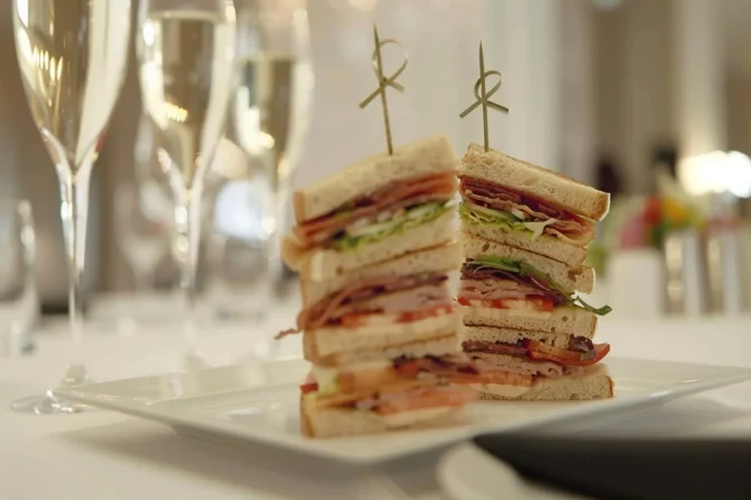 sandwiches en el plato Merca2.es