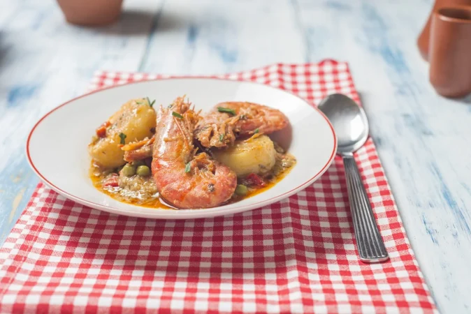 Aprende a hacer un guiso marinero con patatas de lo más veraniego, puro sabor a mar 17 Merca2.es sopa de gambas con patatas Merca2.es