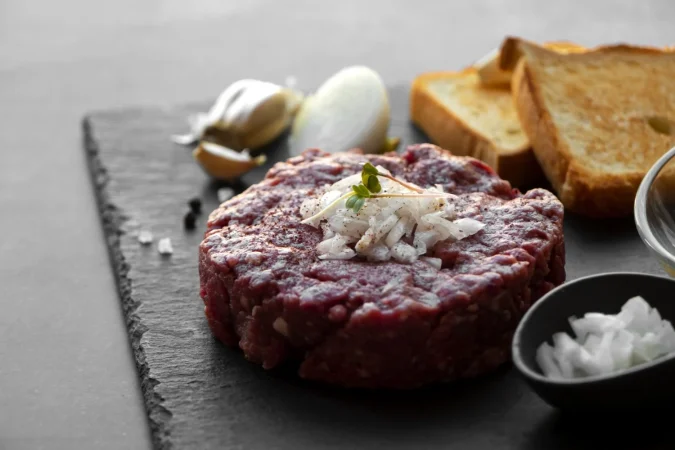 steak tartar plato con carne de vacuno y otros ingredientes Merca2.es
