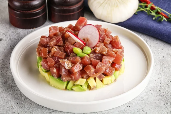 tartar de atun con aguacate y salsa 1 Merca2.es