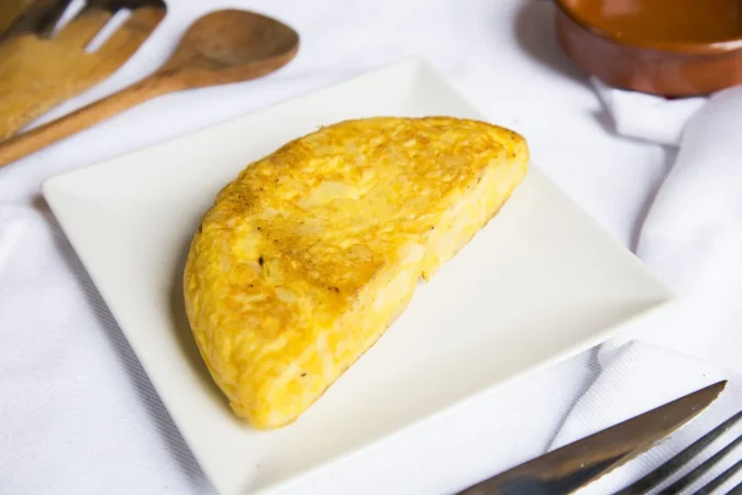 tortilla de patata espanola receta de tapa tradicional con huevo patata cebolla Merca2.es