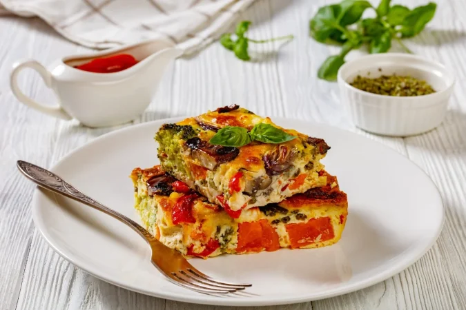 Lasaña de verduras: un clásico italiano con alma vegetal 49 Merca2.es una porcion de frittata de verduras al horno Merca2.es