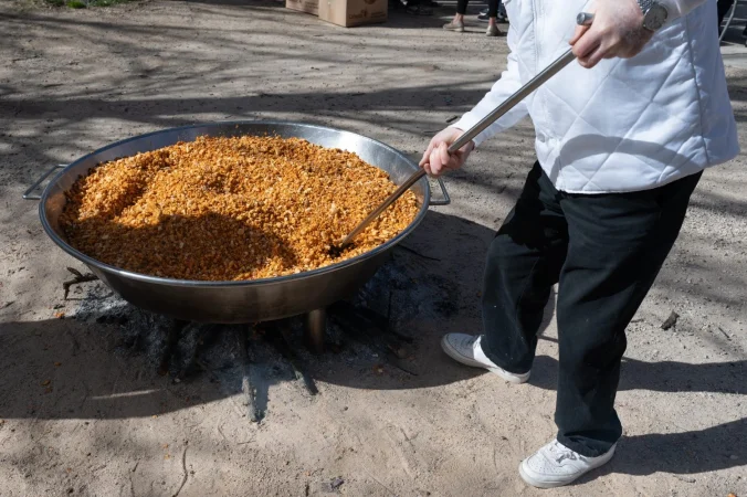 una sarten de migas preparada por el cocinero en una comida popular en espana Merca2.es