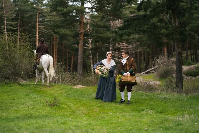 "Valle Salvaje": Los habitantes de la Casa Pequeña, hartos, se revelan contra el duque 53 Merca2.es LOS MUROS DE LA CASA PEQUEÑA