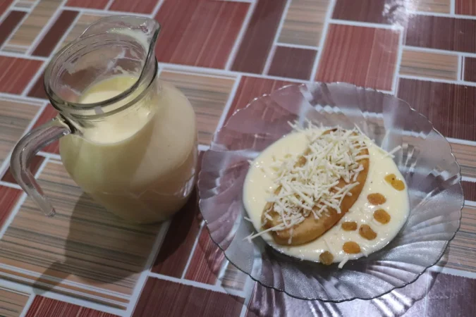 Cómo preparar unas natillas caseras con galleta como las de toda la vida 45 Merca2.es vista de alto angulo del desayuno en la mesa 3 Merca2.es