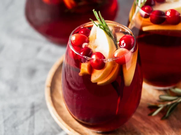 vista de angulo alto de frutas en vidrio en la mesa Merca2.es