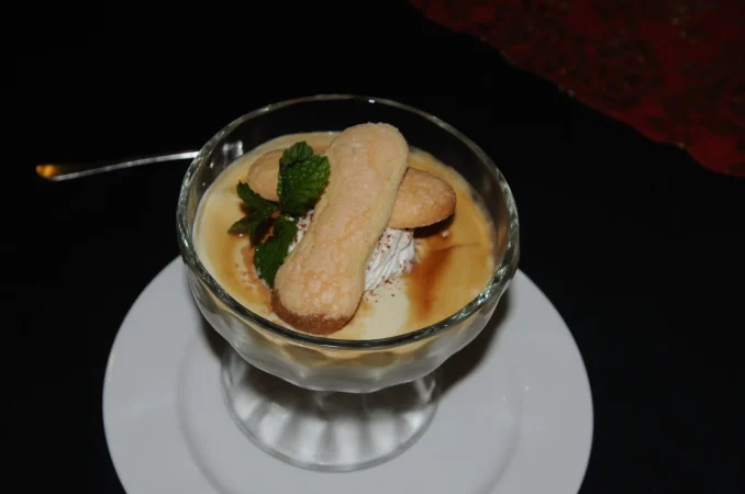 Cómo preparar unas natillas caseras con galleta como las de toda la vida 42 Merca2.es vista de angulo alto del postre en el plato sobre la mesa Merca2.es