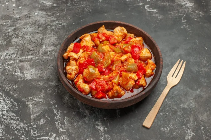 Cómo hacer un inigualable pollo al chilindrón digno de tu abuela 23 Merca2.es vista superior de sopa de pollo con ingredientes 1 Merca2.es