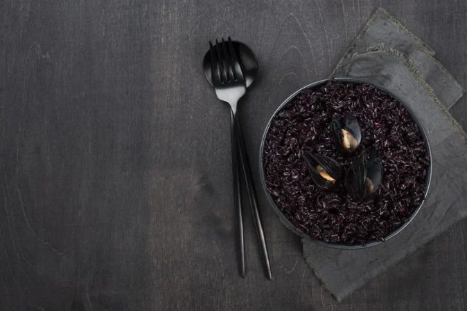 vista superior del plato con mejillones y cubiertos Merca2.es