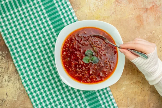 vista superior deliciosa sopa de remolacha ucraniana borsch rojo Merca2.es