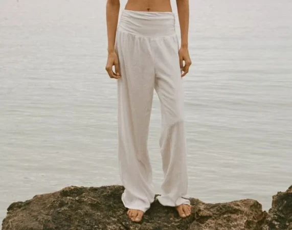 11. Pantalones blancos fluidos