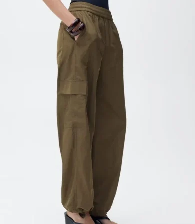 3. Pantalones verdes fluidos