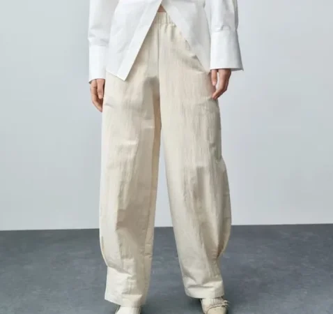 7. Pantalones beige anchos