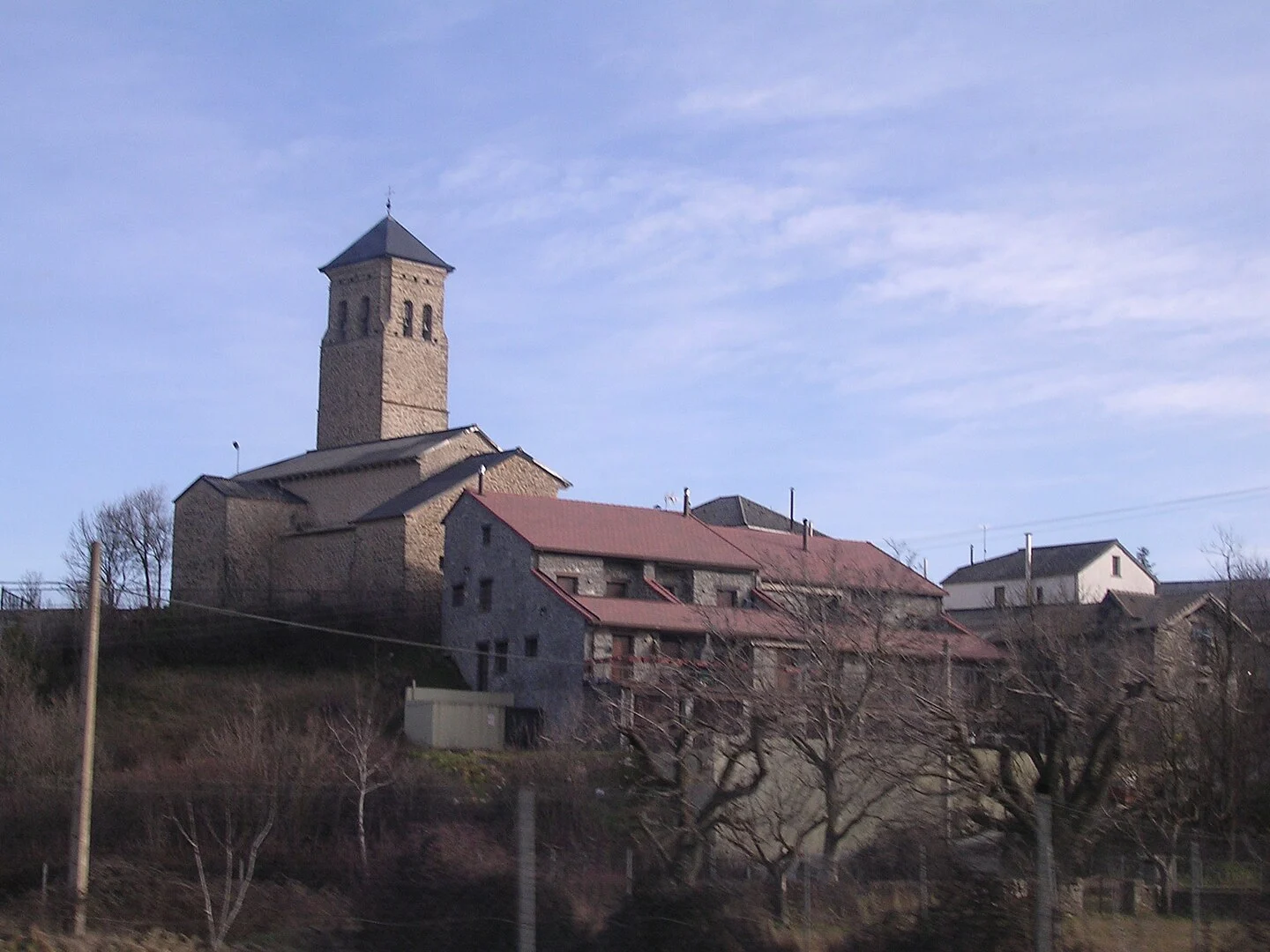 En este pueblo de España prohíbe a los turistas hablar: el experimento que está rompiendo Internet