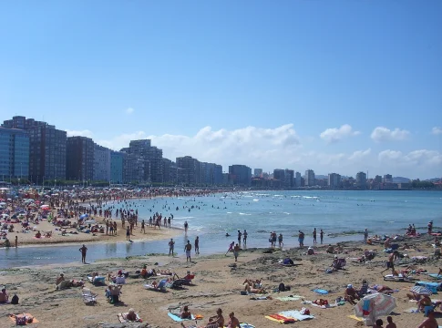 Tu planazo de verano está en el norte: surf de altura, pasado romano y noches de fiesta con el licor local como protagonista Tu planazo de verano está en el norte: surf de altura, pasado romano y noches de fiesta con el licor local como protagonista