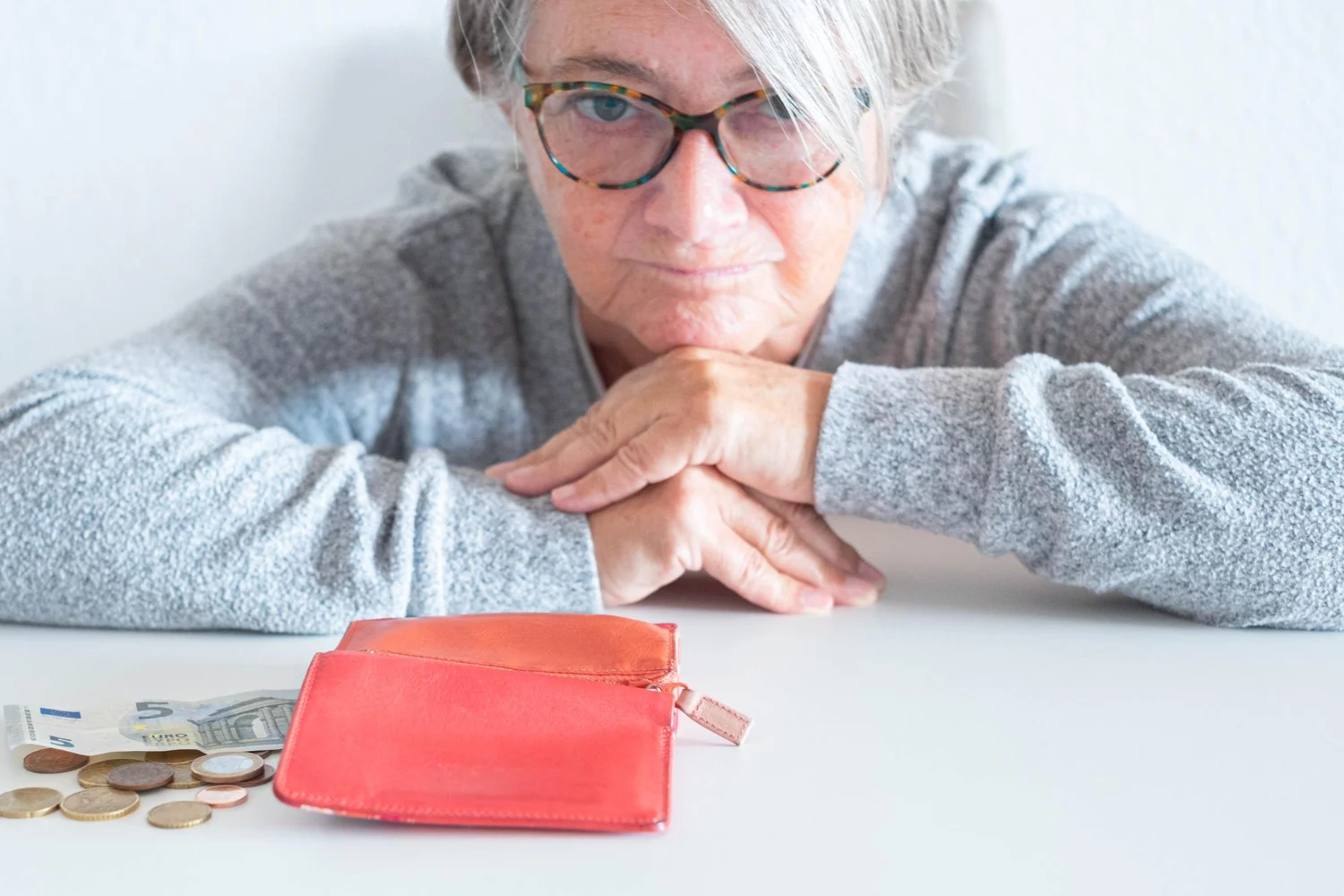 La seguridad es la última gran pata de este protocolo, con medidas específicas para proteger a los jubilados de los fraudes financieros.