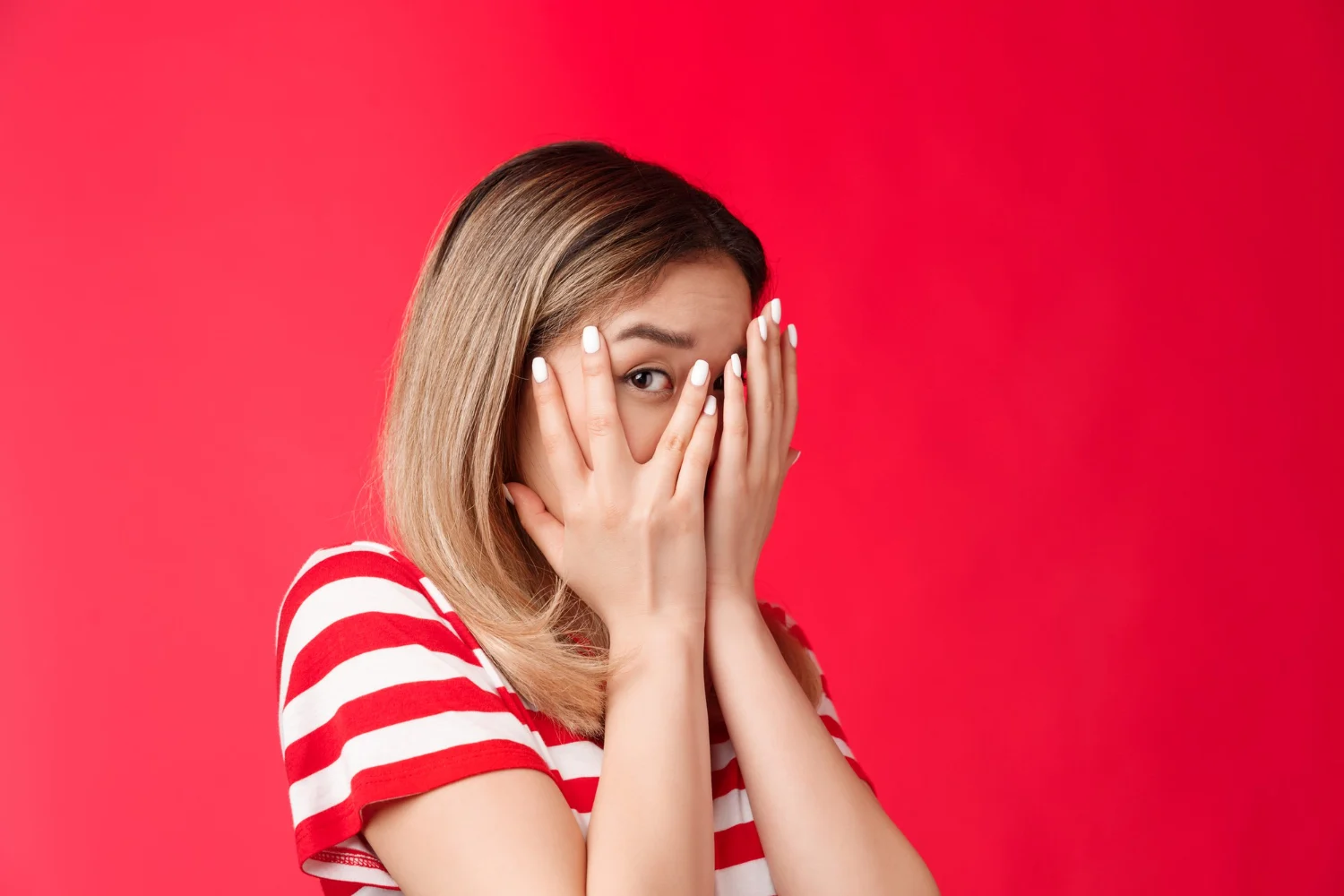 Además de la luz, existen otras estrategias sencillas para minimizar el impacto del efecto Drácula en tu vida diaria.