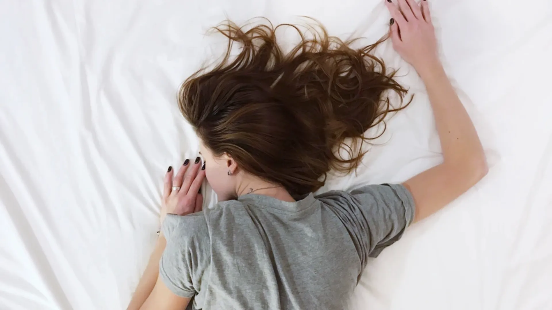 La buena noticia es que revertir este daño y proteger nuestro cerebro está en nuestras manos. Bastan unos sencillos cambios en nuestra rutina para marcar una diferencia abismal.  Fuente: Freepik 
