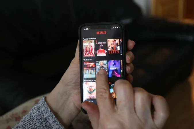 Una persona hace uso de la plataforma de streaming Netflix. Fuente: Agencias