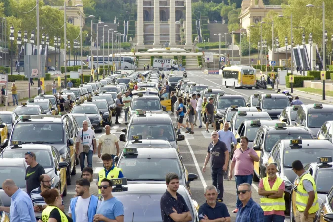 El taxi de Barcelona protesta con Uber y las VTC. Fuente: Agencias