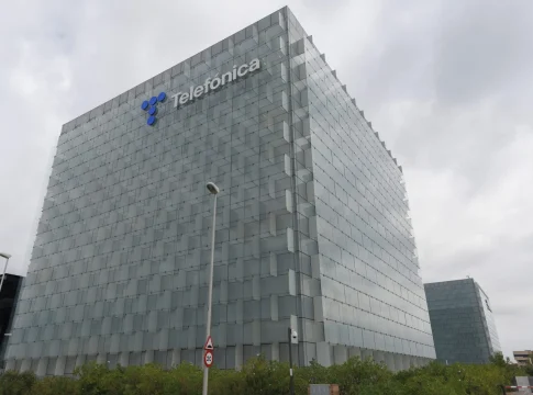 Telefónica ha manifestado su deseo de reforzar su posición en negocios adyacentes, como la nube/TI. Oficina de Telefónica. Fuente: Agencias