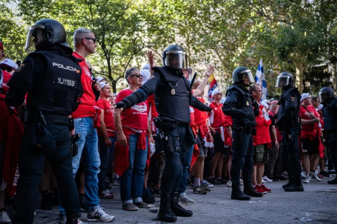 Agentes de Policía frente a decenas de aficionados del FC Union Berlin en el Paseo de la Castellana, a 20 de septiembre de 2023, en Madrid. Fuente: Agencias