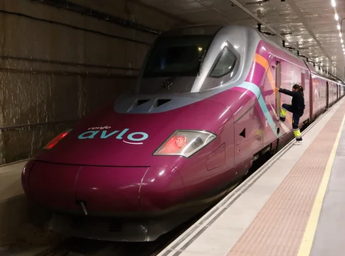 Un tren de Avlo de Renfe en la Estación de Murcia El Carmen, a 10 de diciembre de 2023, en Murcia, Región de Murcia (España). Fuente: Agencias