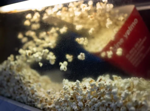 Un empleado prepara un cubo de palomitas antes de ver ‘Wonka’, la última proyección del cine Comedia, a 14 de enero de 2024, gestionado hasta ese día por Yelmo. Fuente: Agencias Un empleado prepara un cubo de palomitas antes de ver ‘Wonka’, la última proyección del cine Comedia, a 14 de enero de 2024, gestionado hasta ese día por Yelmo. Fuente: Agencias