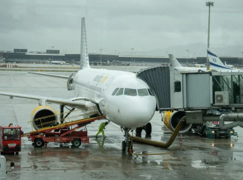 EuropaPress_5700583_avion_aparcado_pista_aeropuerto_prat_19_enero_2023_prat_llobregat_barcelona